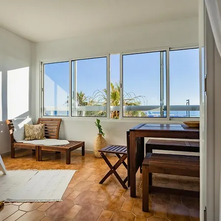 Charming & Spacious Sea Front *
