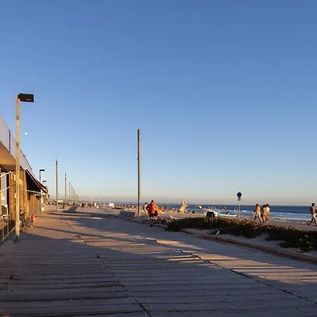 Charming & Spacious Sea Front Costa da Caparica
